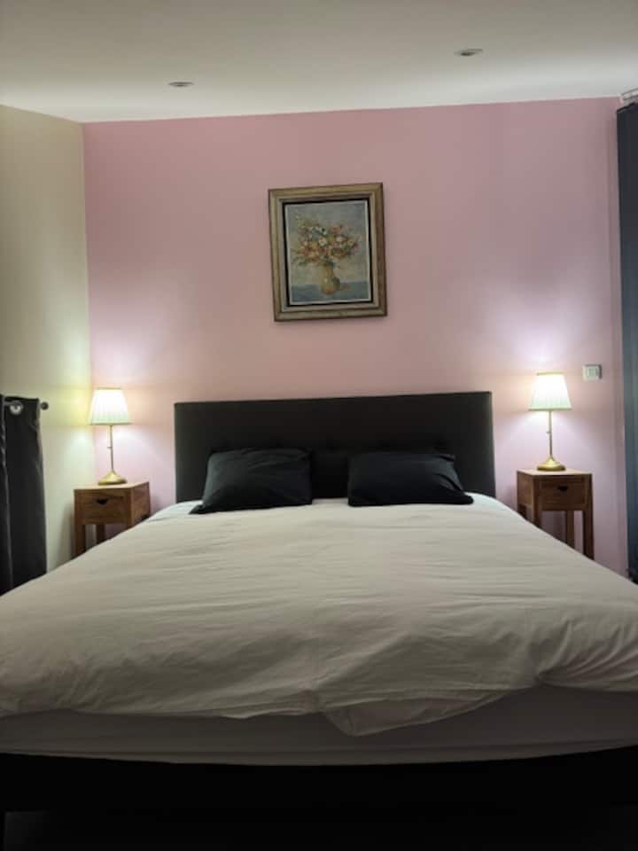Chambre avec lit king size du gite oenotourisme Luzy-Macarez