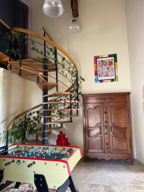 Espace detente avec babyfoot et escalier colimacon dans le gite