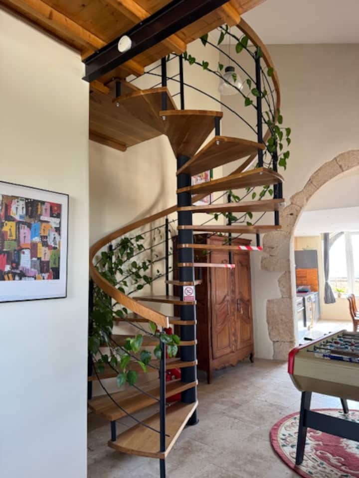 Escalier colimacon en bois dans le gite de Bussieres