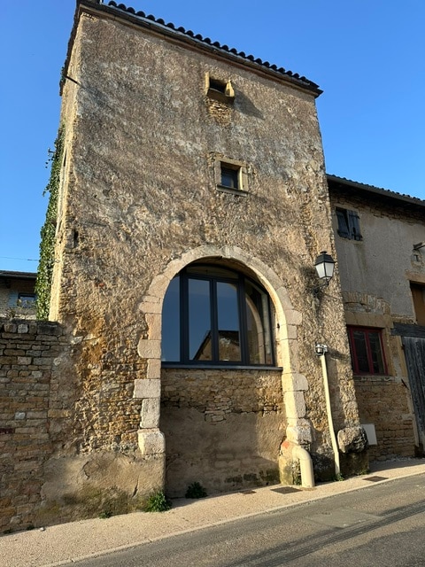 Facade en pierre de la tour renovee du gite oenotourisme a Bussieres